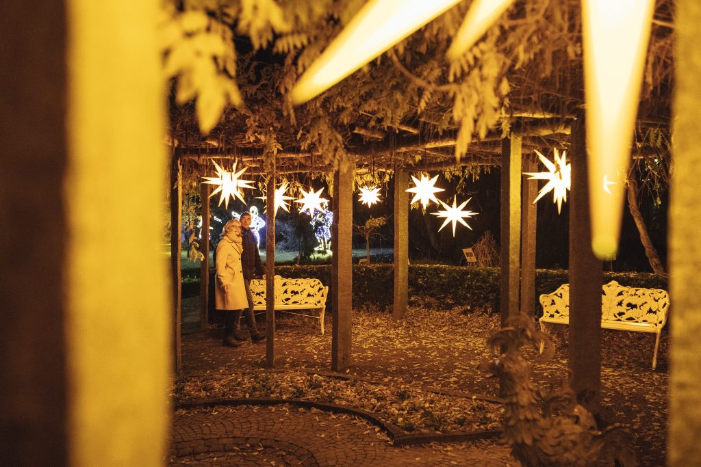 christmas-garden-mainau-2022-Pergola-Herrnhuter-Sterne christmas-garden-mainau-2022©Christmas Garden_Markus Burkhard