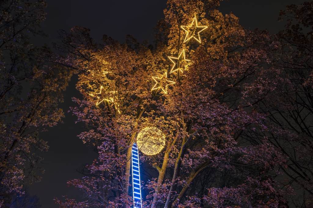 Christmas Garden Berlin 2019 | Steps to the moon©Christmas Garden/Michael Clemens